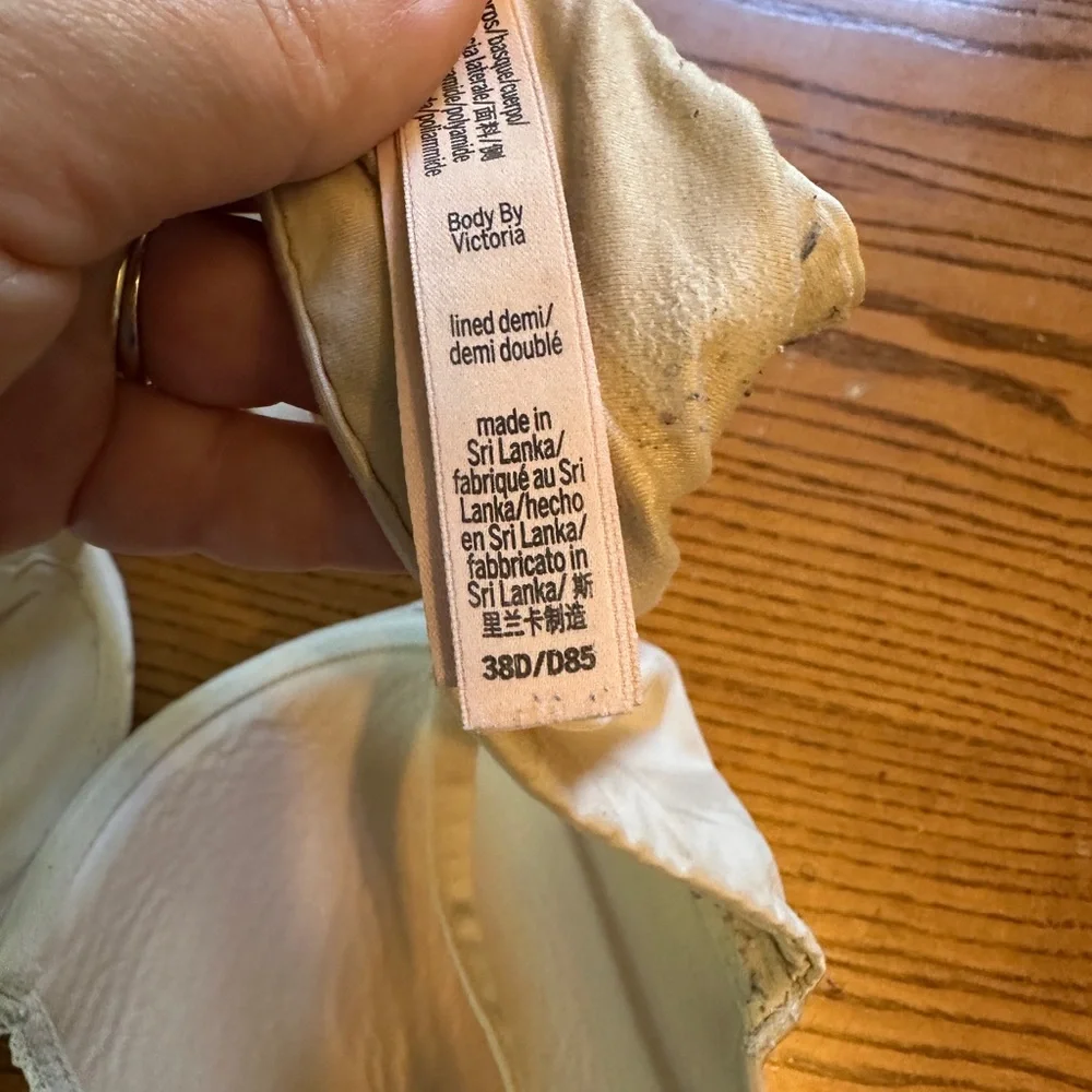 Victoria’s Secret Body by Victoria Full Coverage Bra 38 D NWT Cream T-Shirt Bra